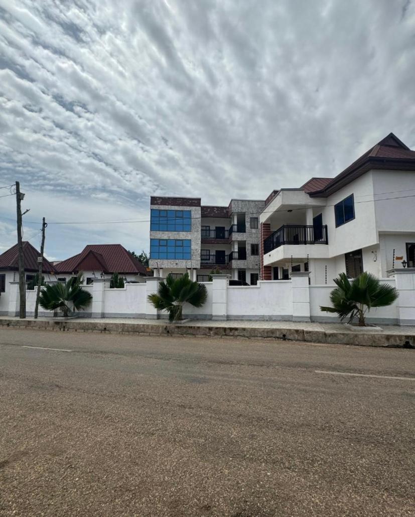 Baffour Apartments Adiebeba Exterior foto